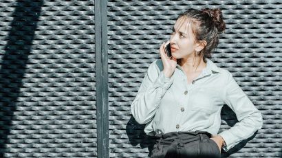 Una mujer hablando por teléfono.