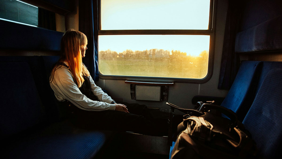 Una mujer viajando en tren.