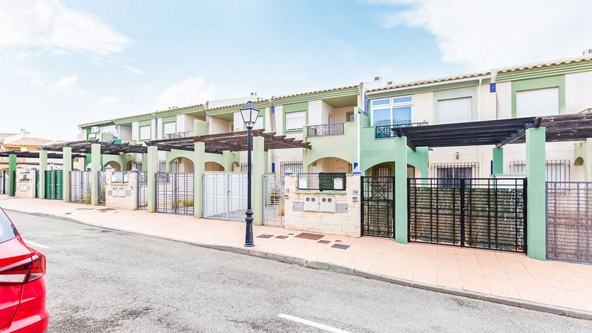 Chalets adosados propiedad del banco cerca de la playa.