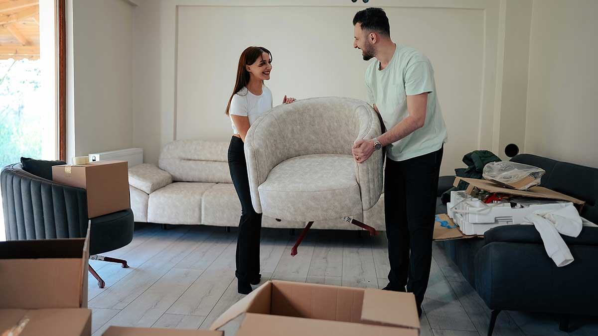 Una pareja mudándose a la nueva casa.