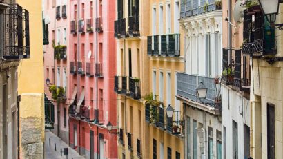 Una calle con bloques de pisos.