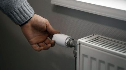 Una persona manipulando la llave del radiador.