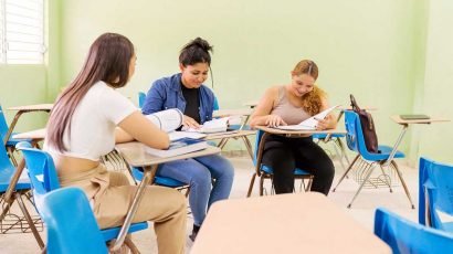 Un grupo de alumnas estudiando en el aula.
