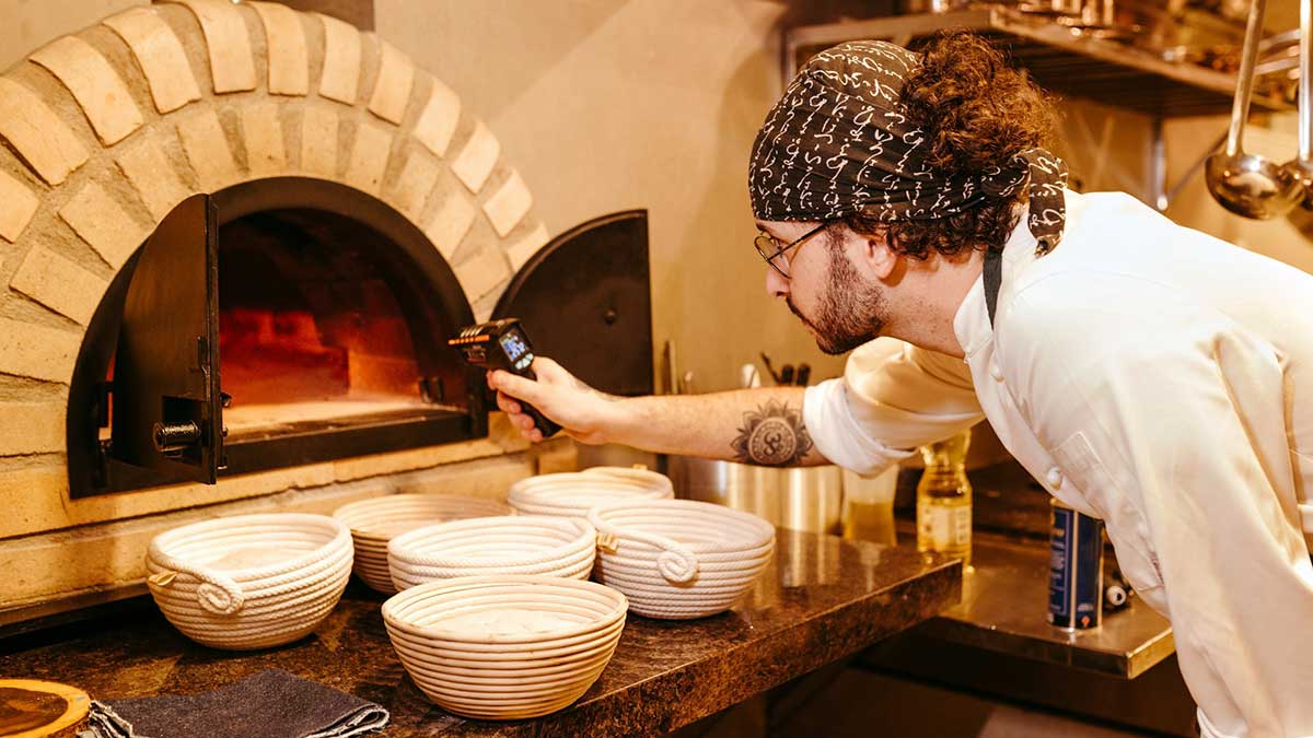 Cocinero, una de las profesiones más demandadas en algunas comunidades.