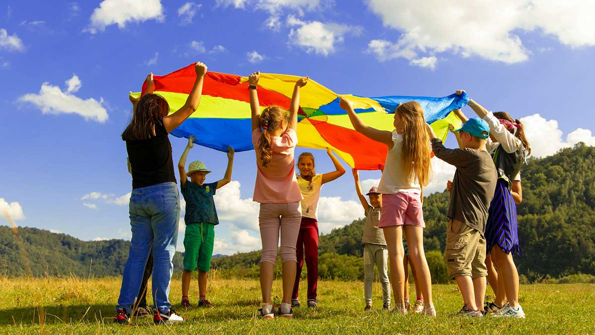 Unos niños en un campamento de verano al aire libre.