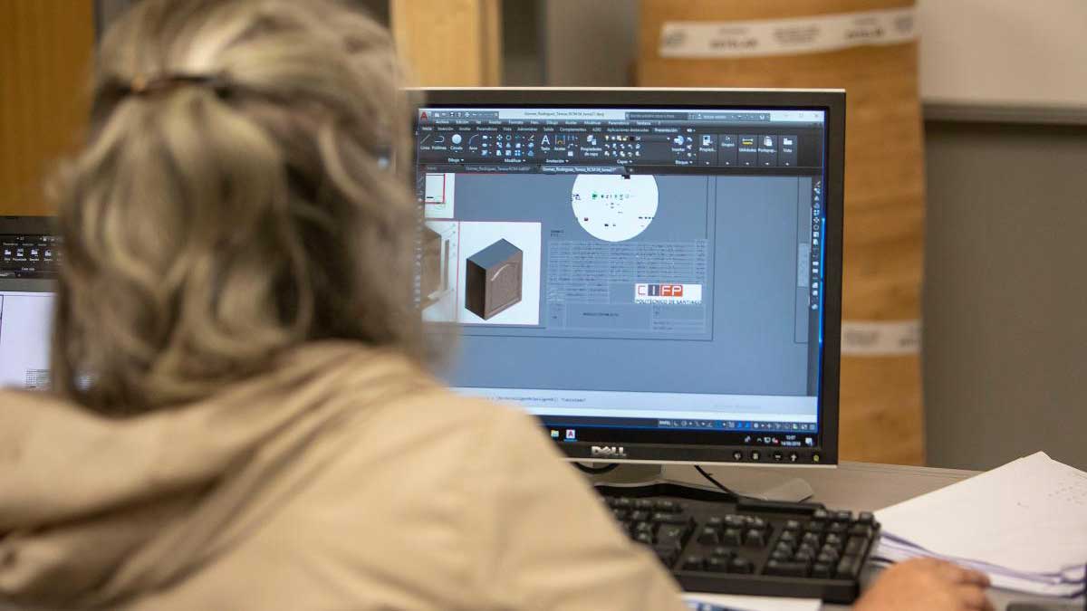 Una chica realizando un curso con el ordenador.