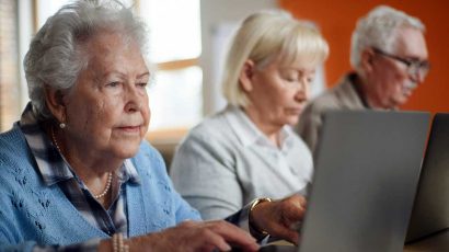 Unas personas mayores usando el ordenador.