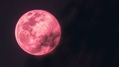 Luna llena de color rosa.