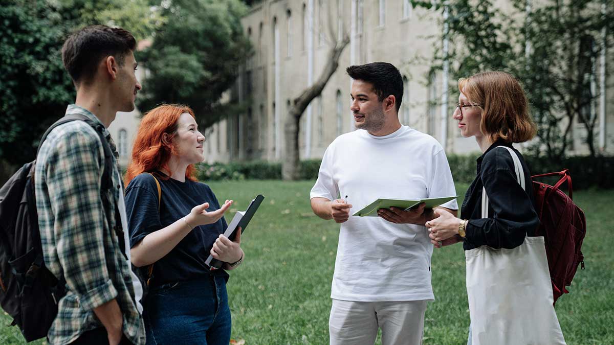 Grupo de estudiantes universitarios.