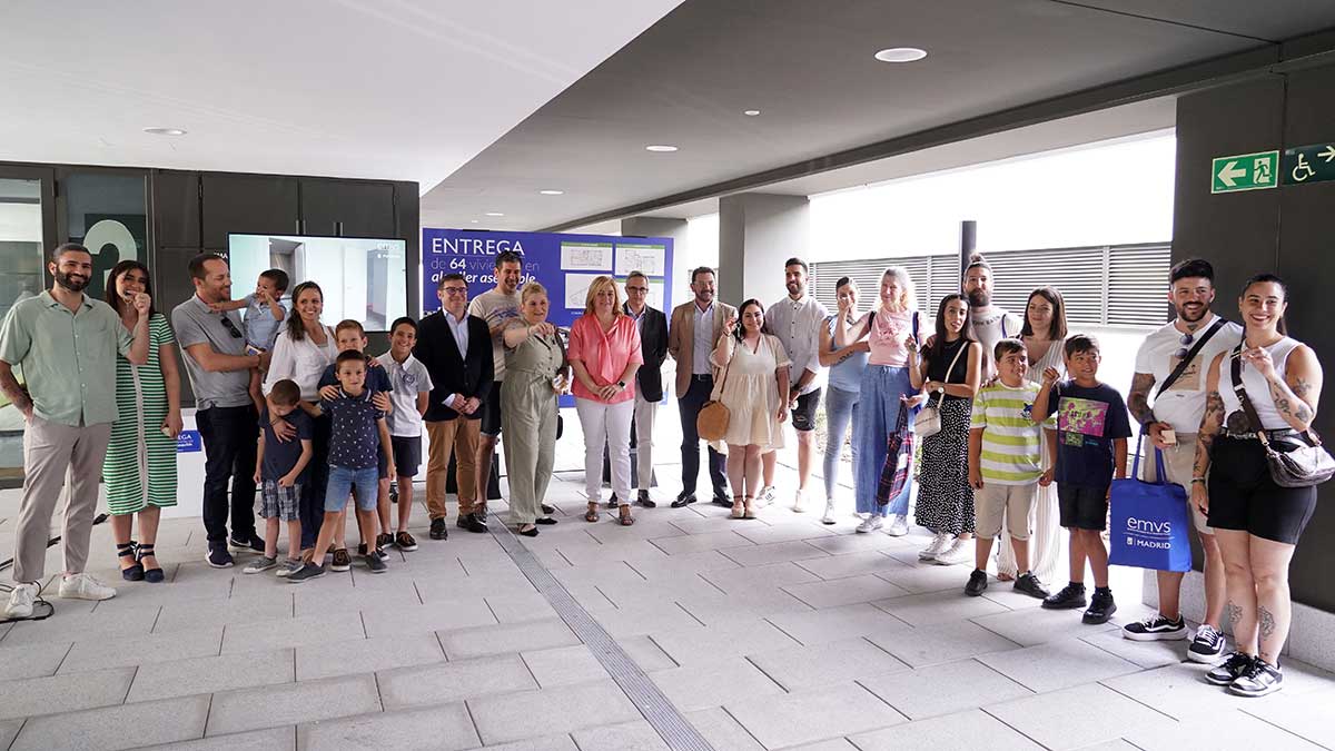 Entrega de llaves a las personas solicitantes de alquileres asequibles en Madrid.