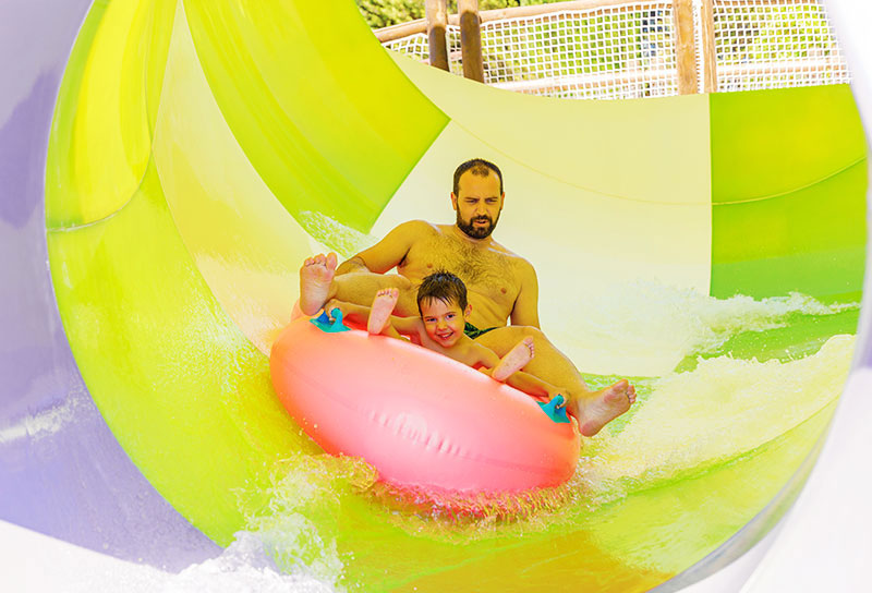 Padre e hijo en un tobogán del Aquopolis.