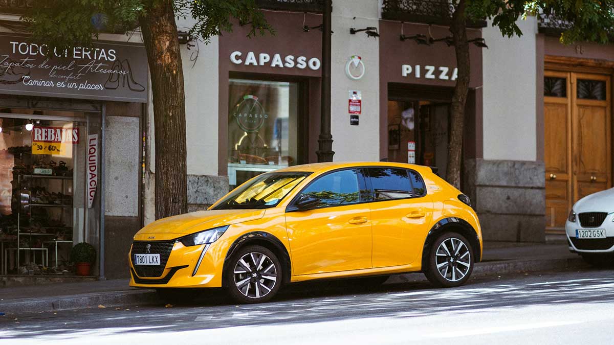 Coche aparcado en Madrid.