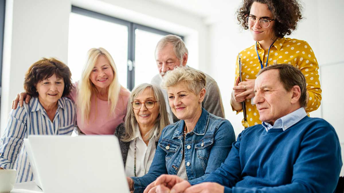 Desempleados mayores de 45 años en un curso de formación.