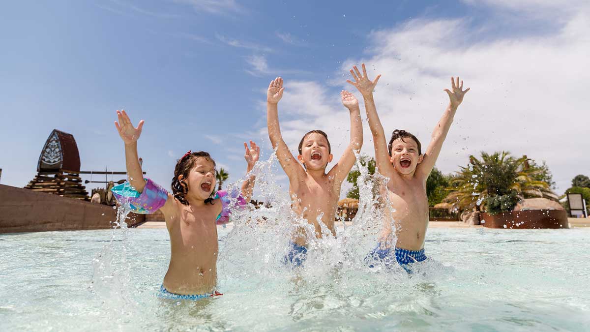 Niños bañándose en una piscina del Aquopolis.