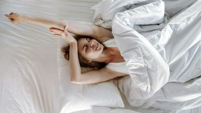 Una mujer en la cama.