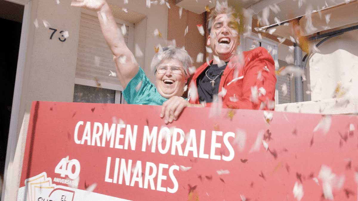 La ganadora celebra el premio de Nescafé.