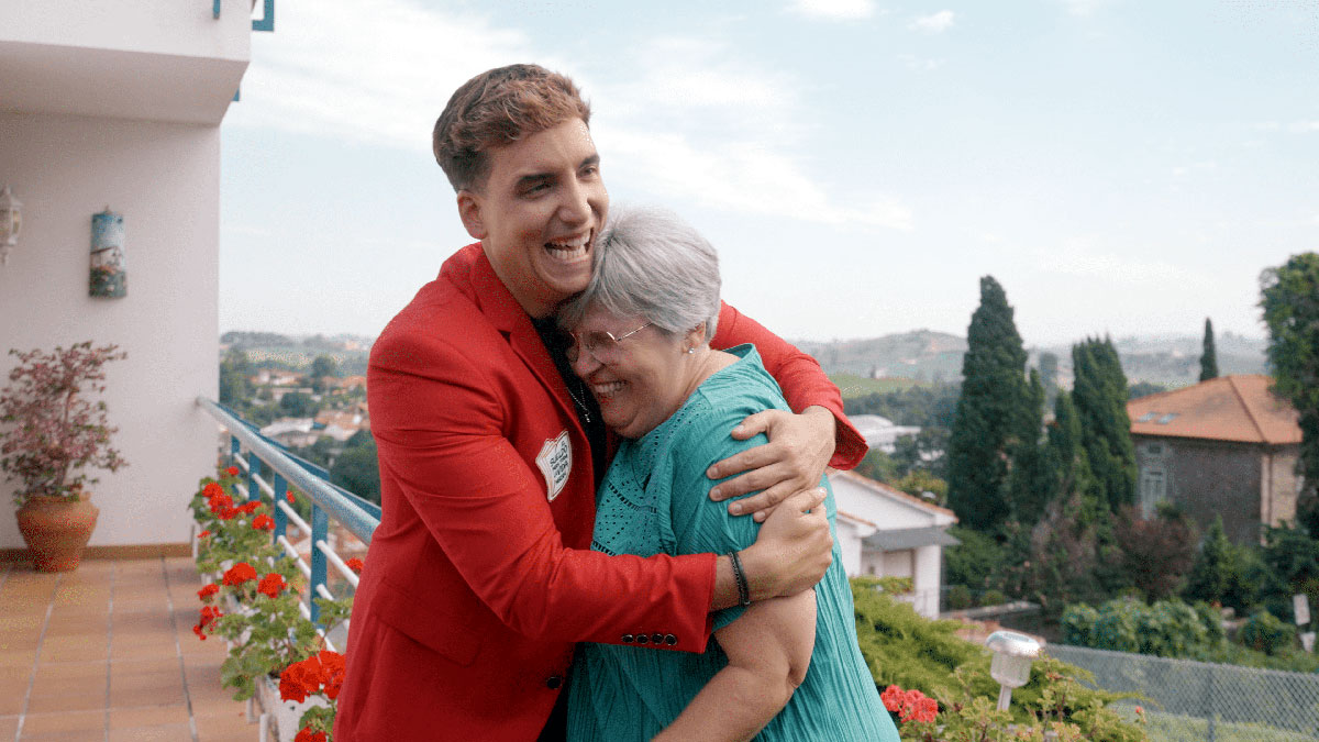 Carmen Morales, ganadora del Sueldo Nescafé, junto a Xuso Jones cuando recibe el premio para toda la vida.