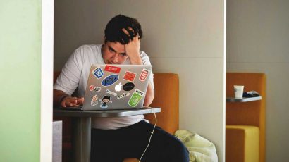 Un estudiante estresado frente al ordenador.