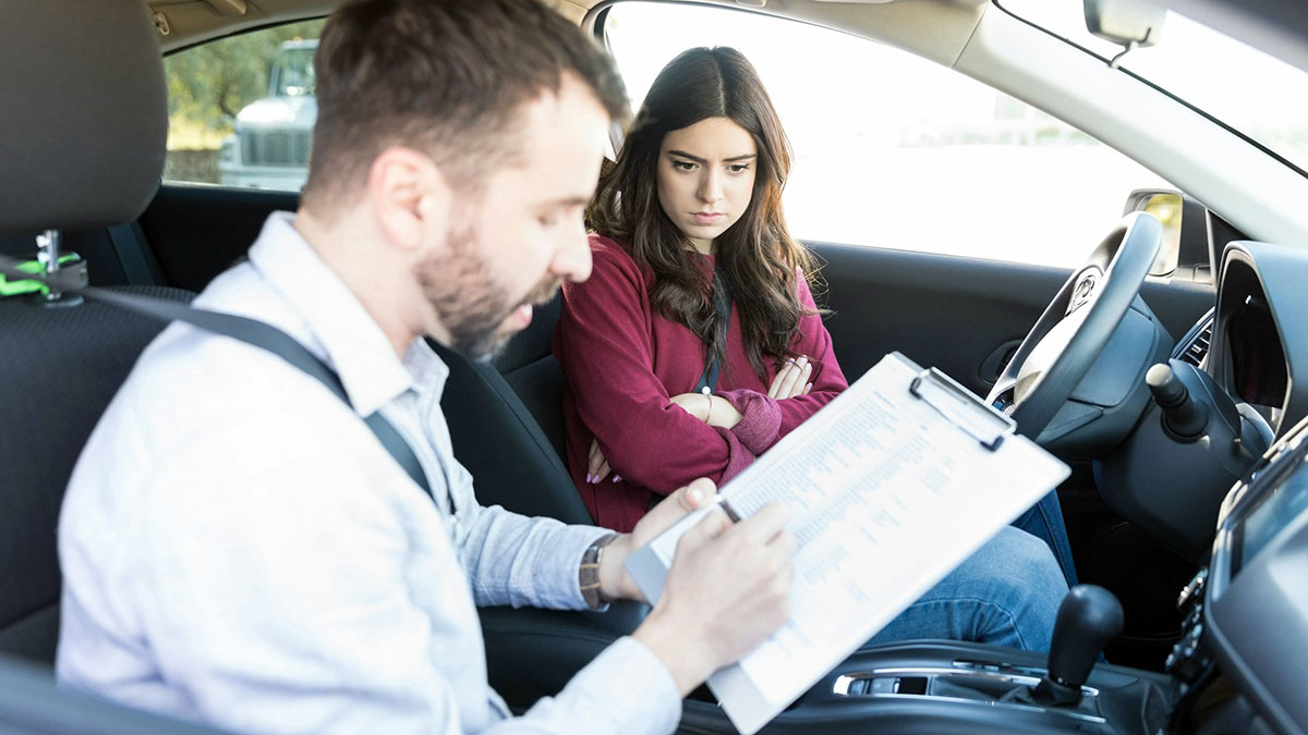 Un examinador durante el práctico de una futura conductora.