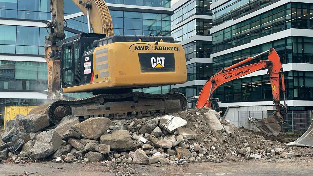 Una excavadora prepara el terreno para hacer nuevas infraestructuras industriales.