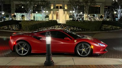 Un Ferrari aparcado en la calle.