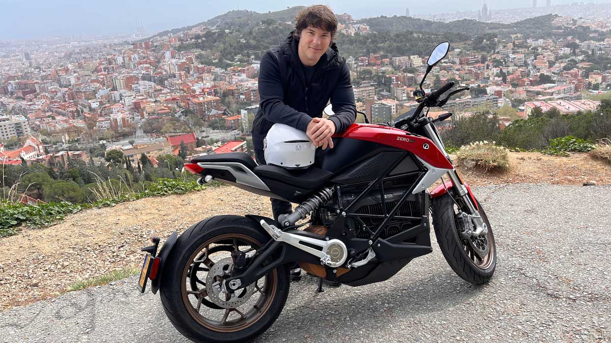 El cocinero Jordi Cruz, con su moto eléctrica Zero S.