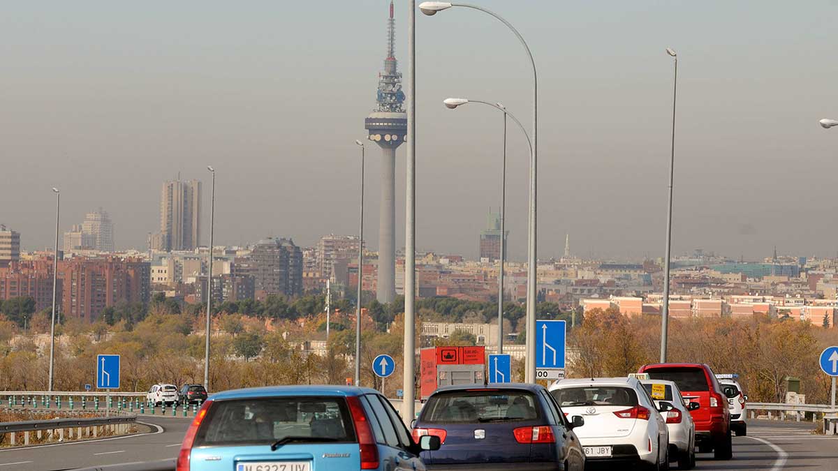 Coche con etiqueta A circulando por Madrid.