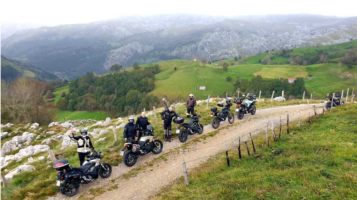 Motoristas de motos eléctricas con sus modelos.