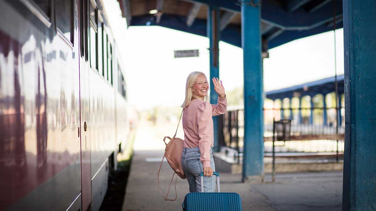 Una mujer viajando en tren.