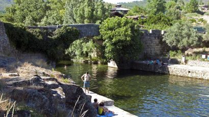 Puente de la piscina natural de Acebo, en Cáceres.