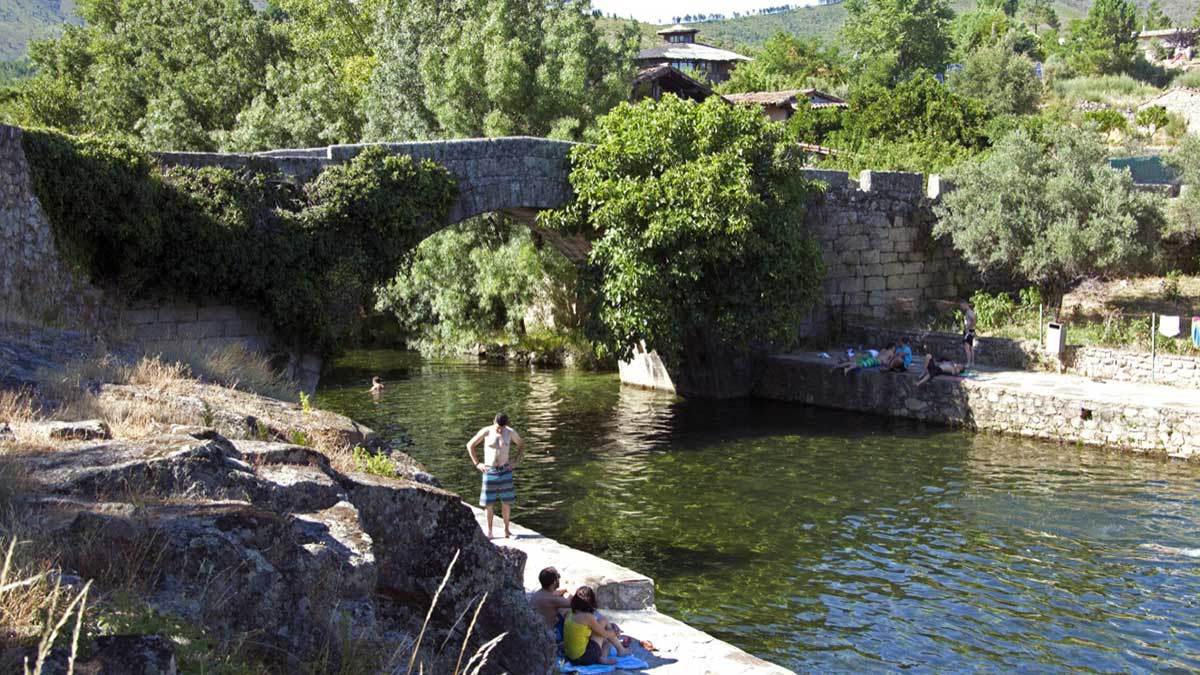 Puente de la piscina natural de Acebo, en Cáceres.