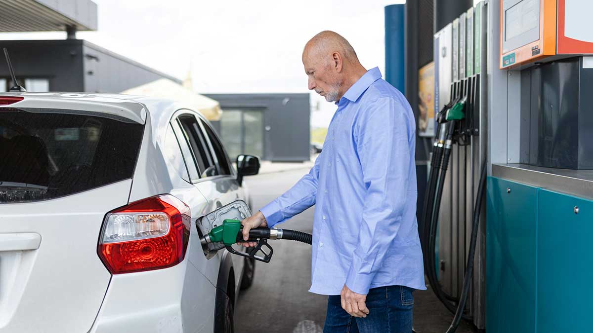 Un hombre alemán repostando en una gasolinera.