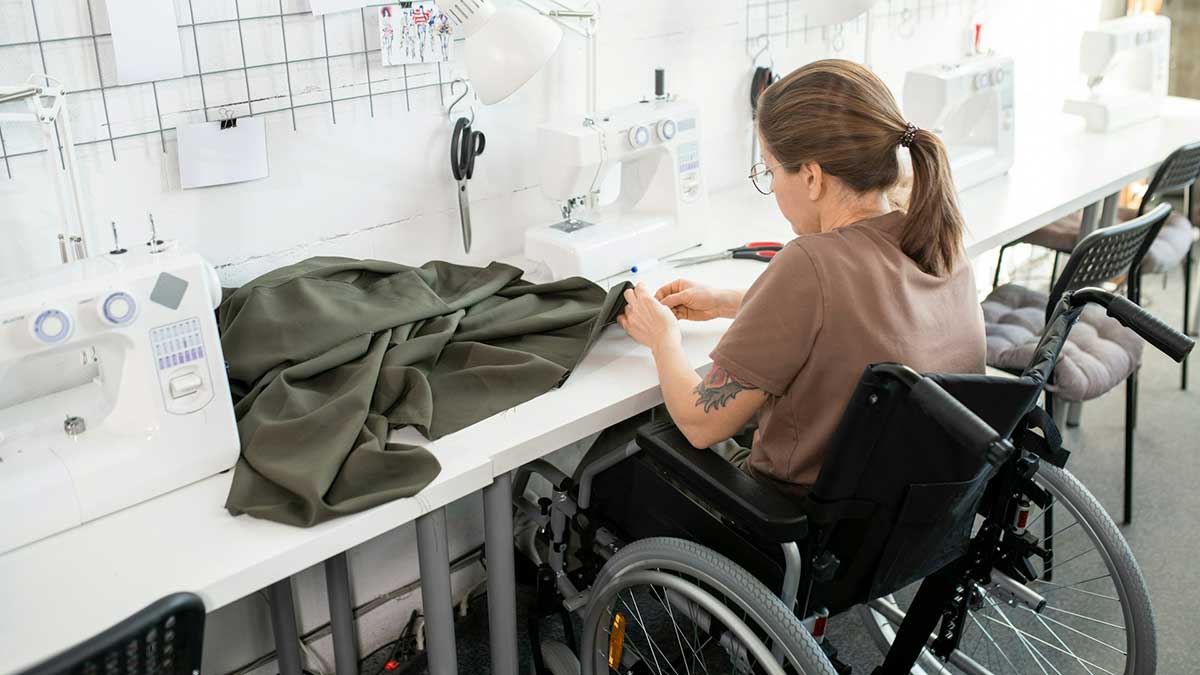 Una mujer trabajando en silla de ruedas.