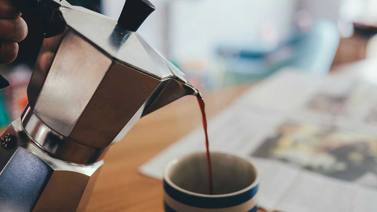 Así hay que preparar el café en una cafetera italiana.