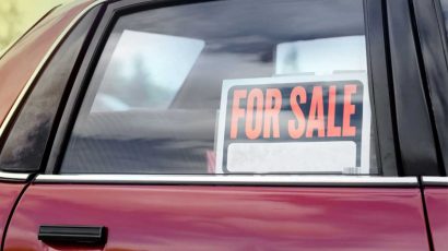 Coche con cartel de 'se vende'.