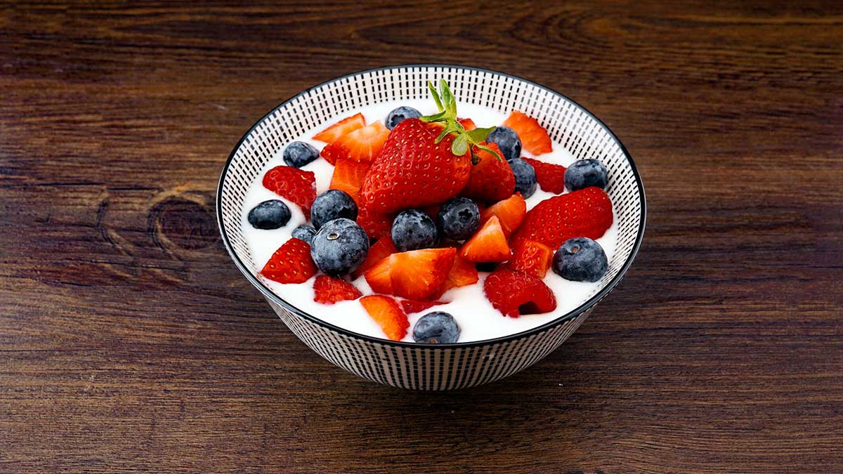 Bol de yogur con fruta.