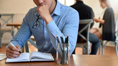 Un adulto estudiando para una oposición.