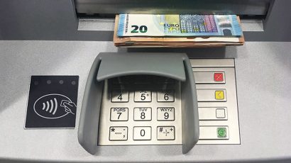 Un fajo de billetes en el cajero automático.