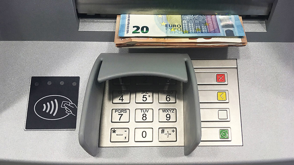 Un fajo de billetes en el cajero automático.