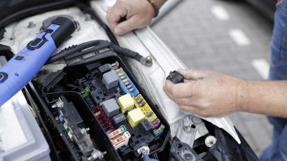 Mecánico arreglando la batería del coche.