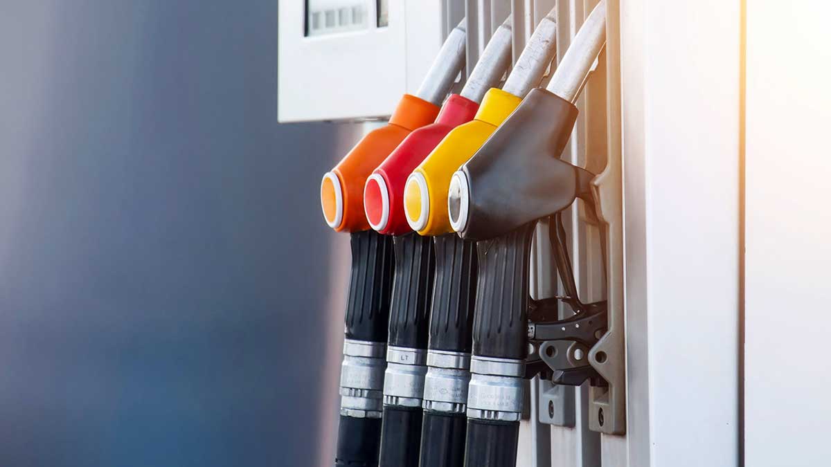 Surtidores de combustible en una gasolinera.