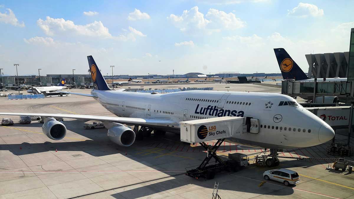 Avión en puerta de embarque.