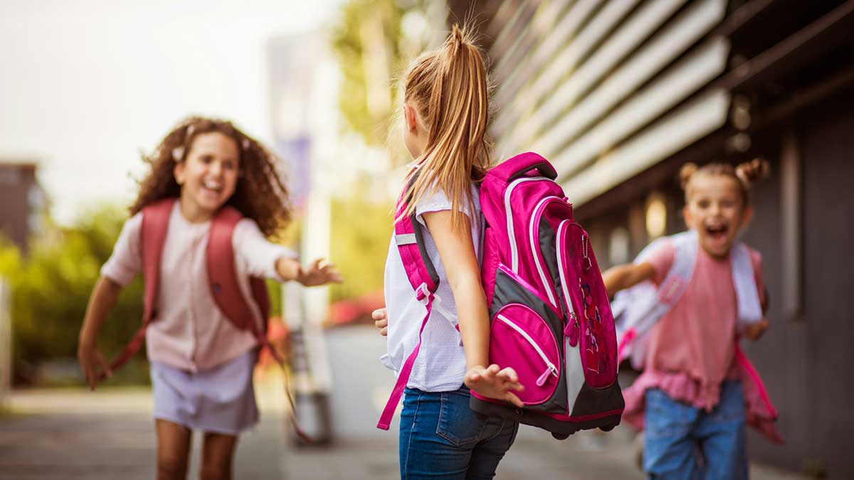 Unas niñas van al colegio.