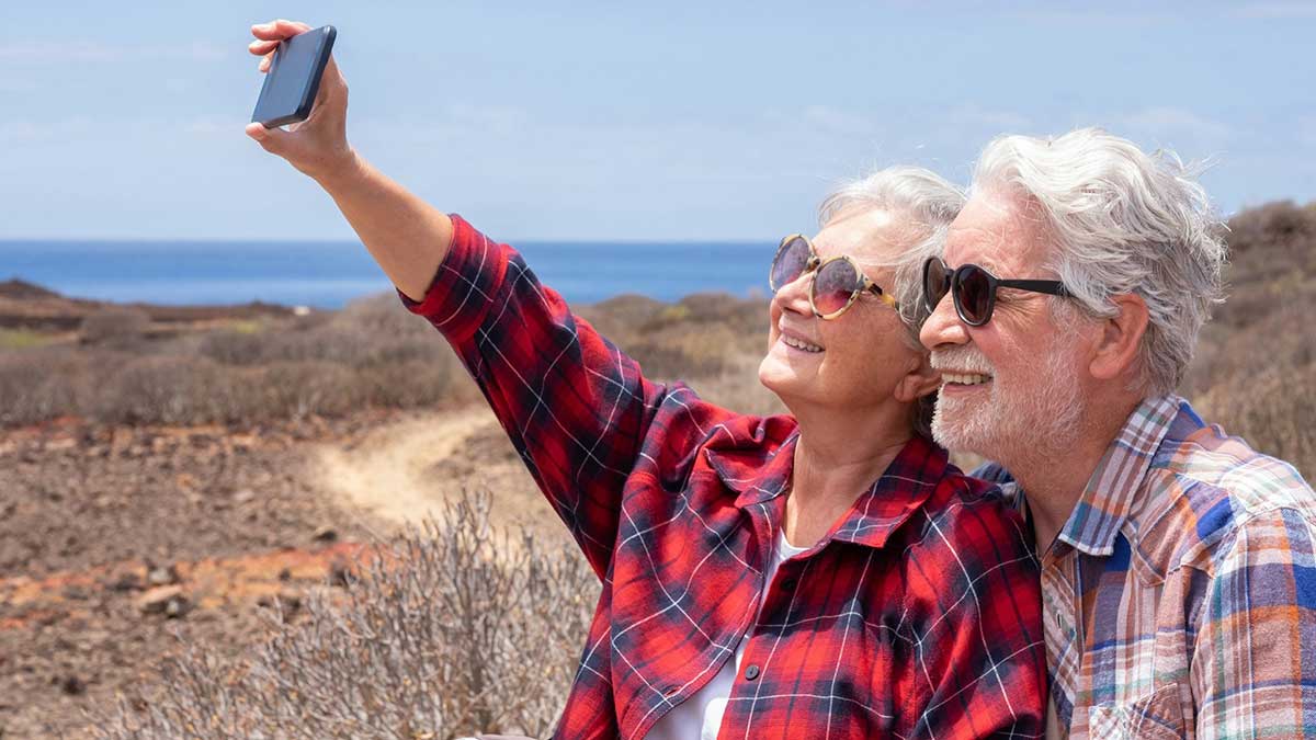 Una pareja de jubilados de viaje.