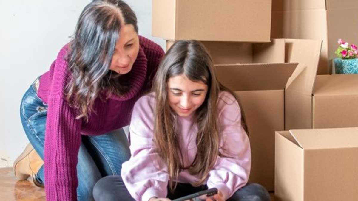 Madre e hija haciendo una mudanza.