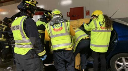 Personal de Bomberos y SAMUR Protección Civil durante un accidente en Madrid.