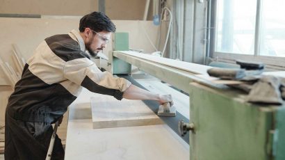 Un joven trabajador de carpintería.