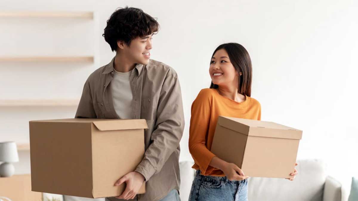 Dos jóvenes de mudanza a su nueva casa.