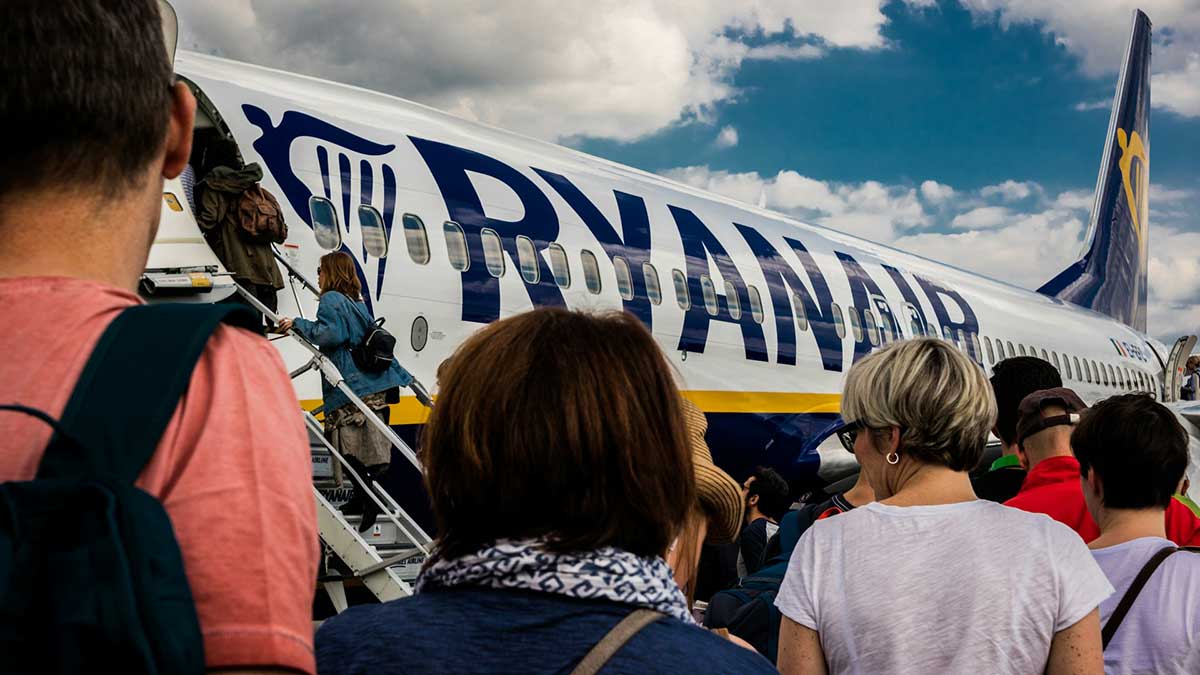 Viajeros de Ryanair embarcando en un vuelo.