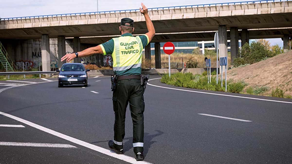 Un agente de la Guardia Civil de Tráfico ordenando a un vehículo que pare.